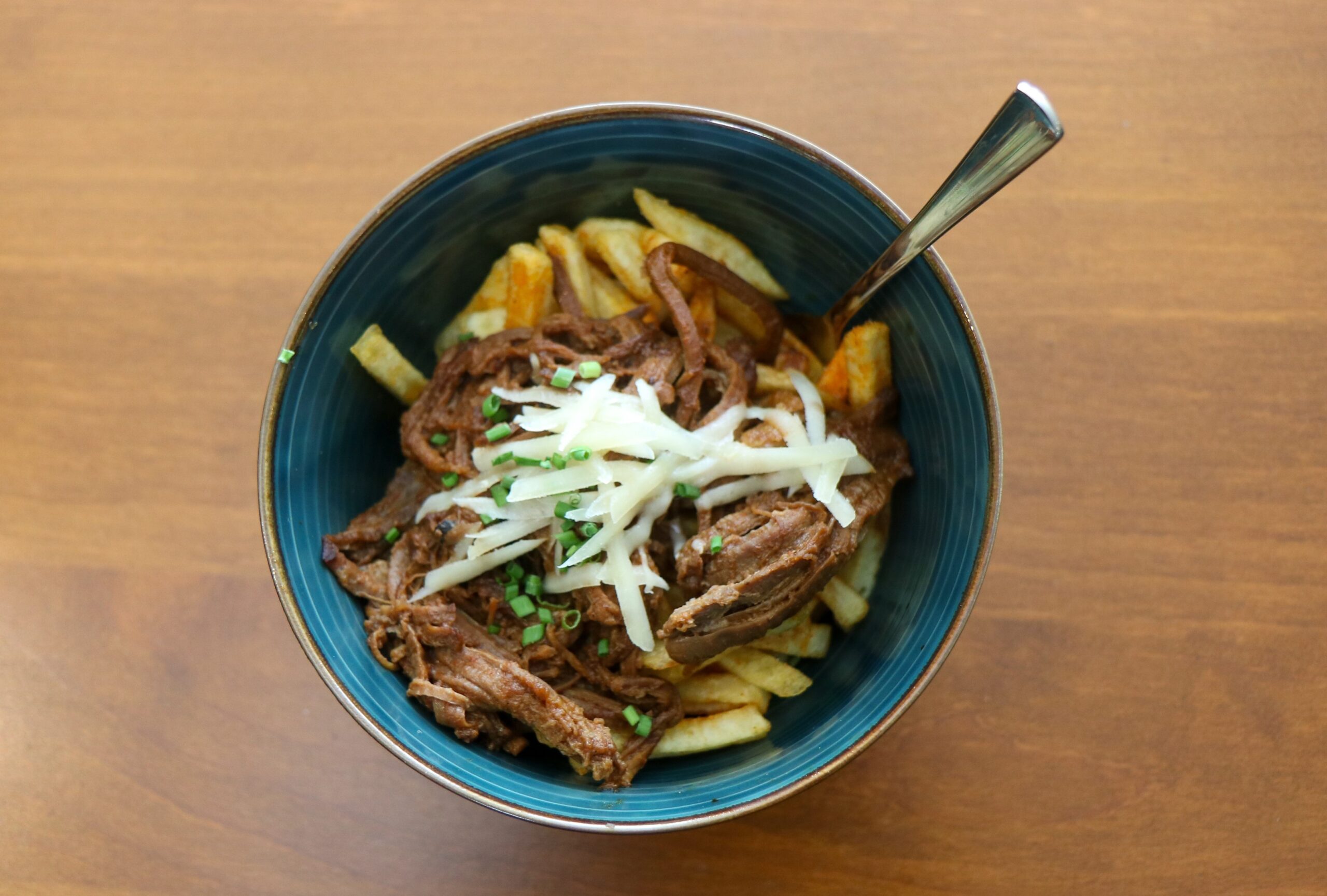 Mittagstisch-Gericht Pulled Beef Poutine im Restaurant Mundus Paderborn